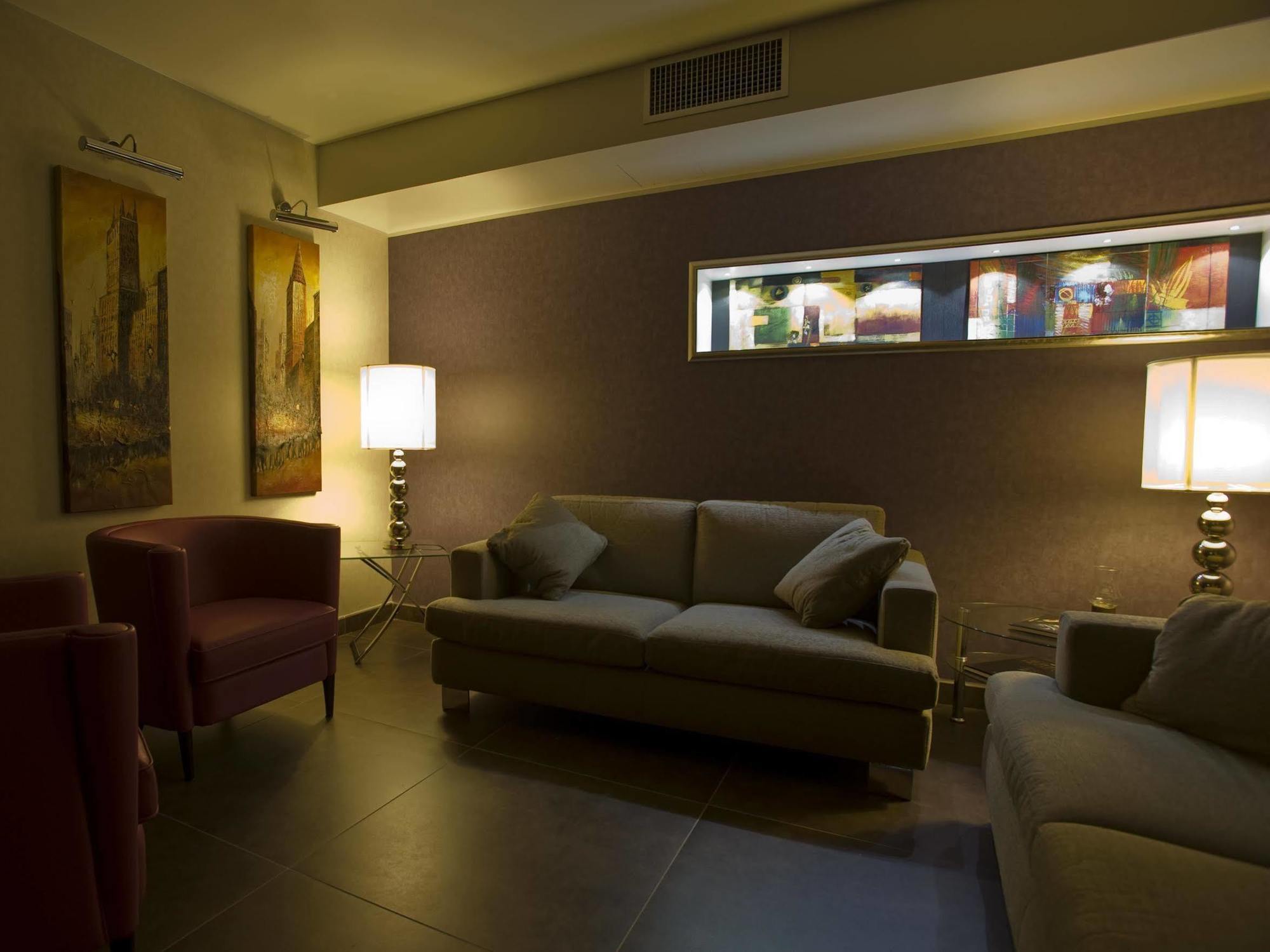 Comfort Hotel Fiumicino Airport Esterno foto